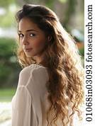 Junge Frau mit langen Haaren, die über die Schulter schauen