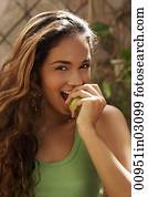 mujer joven, morder, manzana verde