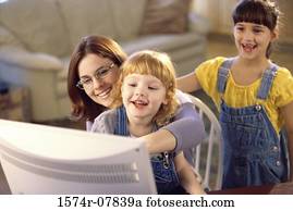 mãe, e, dela, dois, filhas, frente, um, monitor computador