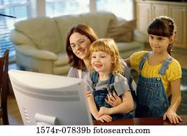 mãe, e, dela, dois, filhas, frente, um, monitor computador