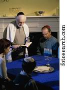eltern, und, ihr, sohn, und, a, rabbi, an, a, hanukkah, zeremonie eltern, und, ihr, sohn, und, a, rabbi, an, a, hanukkah, zeremonie