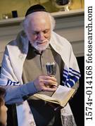 nahaufnahme, von, a, rabbi, halten, a, kelchglas, und, a, bibel, an, a, hanukkah, zeremonie nahaufnahme, von, a, rabbi, halten, a, kelchglas, und, a, bibel, an, a, hanukkah, zeremonie