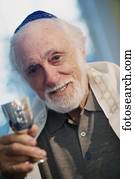 retrato, de, um, homem sênior, segurando, um, goblet, em, um, hanukkah, cerimônia