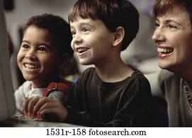 professor feminino, frente, um, monitor computador, com, dois meninos