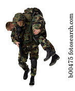 soldado, carregar, um, ferido, soldado, ligado, seu, ombros