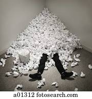 homem negócios, enterrado, em, montanha, de, amarrotado, papeis