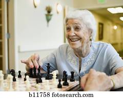 mulher idosa, xadrez jogando
