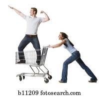 אישה, לדחוף, עגלה של קניות, עם, חבר, בתוך