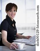 mulher olha, sobre, um, memorando