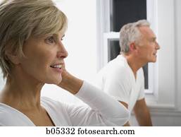 par maduro, em, banheiro, aparência