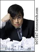 frustrated, biznesmenis, surrounded, blakus, crumpled, papers