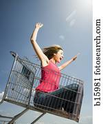 אישה, ב, עגלה של קניות, בחוץ, עם, ידיים, לחייך