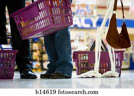 צילום מקרוב, של, רגלים, ו, שלד, ב, מכולת, קו, עם, סלים של קניות