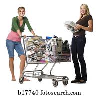 שני, ילדות מתבגרות, עם, עגלה של קניות, התמלא, עם, ספרים, ו, מגזינים