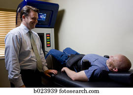 homem, obtendo, tratamento, ligado, um, chiropractic, máquina