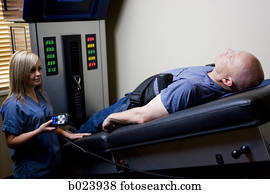 homem, obtendo, tratamento, ligado, um, chiropractic, máquina