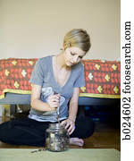 mulher, pôr, mudança, em, um, jarro