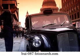 homem negócios, pagar, tarifa, exterior, táxi, londres, reino unido