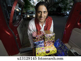 homem, com, presentes, ligado, Diwali