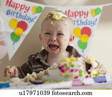 bebê, coberto, em, bolo aniversário