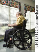 homem idoso, em, cadeira rodas