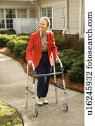 mulher idosa, usando, caminhante