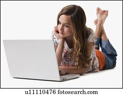 menina jovem, usando computador portátil