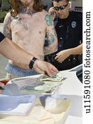 policia, prendendo, homem jovem