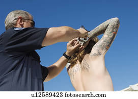 policia, prendendo, homem jovem