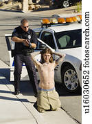 policia, prendendo, homem jovem