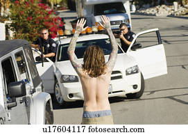 policia, prendendo, homem jovem