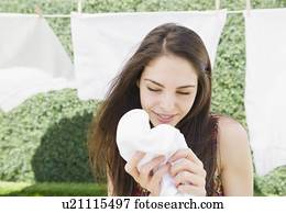 mulher jovem, cheirando, limpo, lavanderia