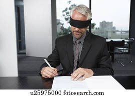 homem, assinando, um, contrato, com, olhos fecharam