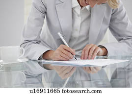 mulher, assinando, um, contrato