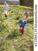 família, ligado, páscoa ovo caça, em, narciso, campo