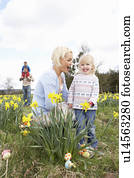 família, ligado, páscoa ovo caça, em, narciso, campo