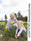 família, ligado, páscoa ovo caça, em, narciso, campo