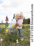 família, ligado, páscoa ovo caça, em, narciso, campo