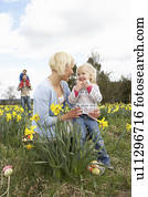 família, ligado, páscoa ovo caça, em, narciso, campo