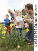 família, ligado, páscoa ovo caça, em, narciso, campo