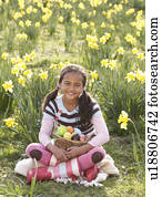 menina, ligado, páscoa ovo caça, em, narciso, campo