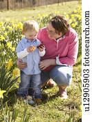 mãe filho, ligado, páscoa ovo caça, em, narciso, campo