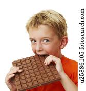 menino, comendo chocolate