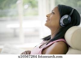 mulher, escutar música