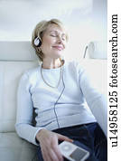 mulher, escutar música