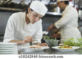 cozinheiro, e, cozinheiro, preparando alimento, em, cozinha comercial