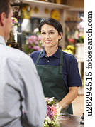 mulher, servindo, cliente, em, floricultor