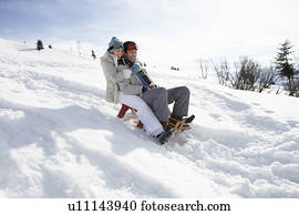 par jovem, sledding