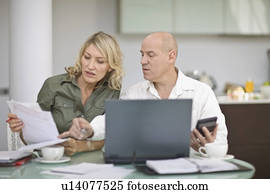 couple, payant, leur, factures, chez soi