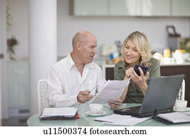 couple, payant, leur, factures, chez soi